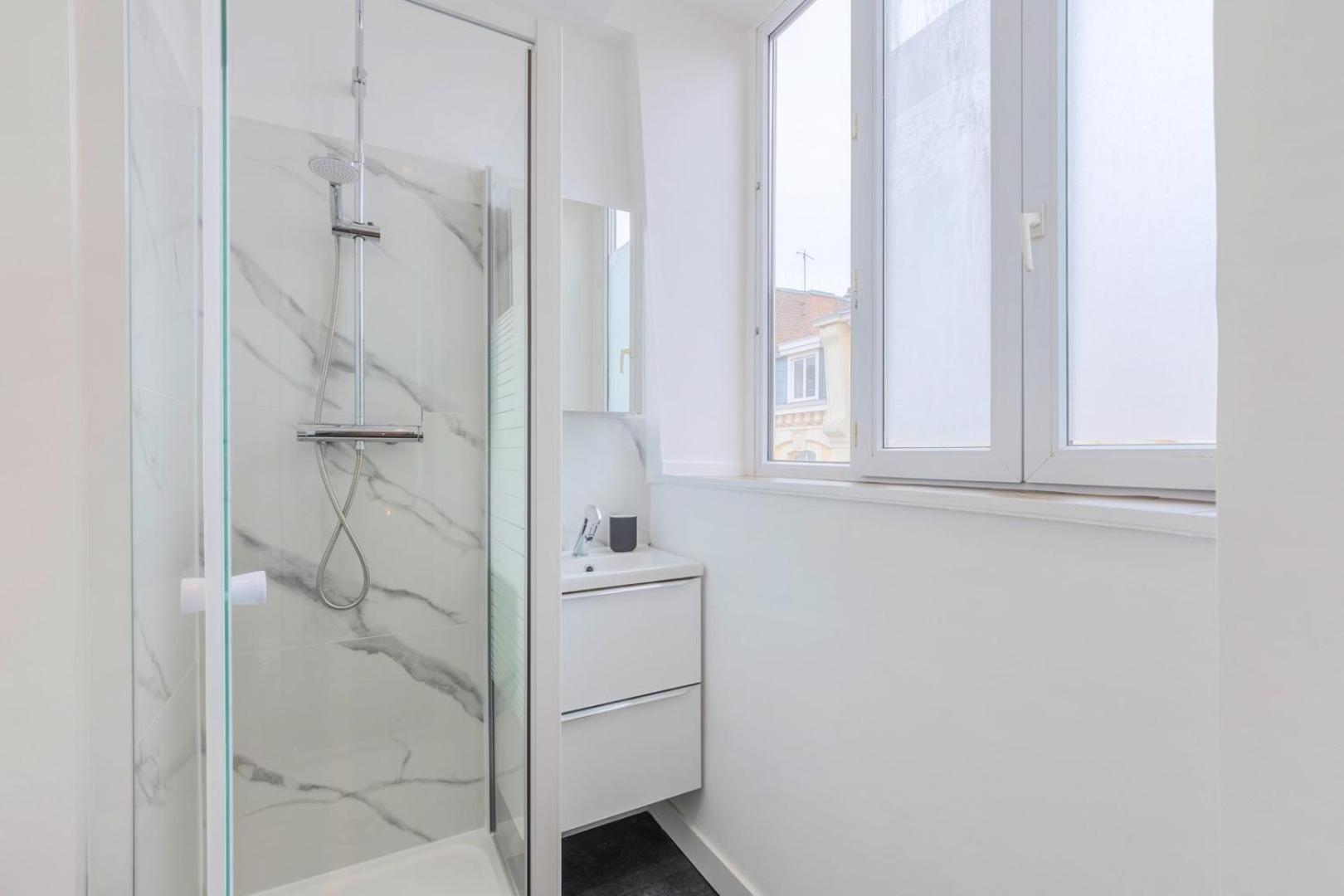 Equipped Studio - Near Train Stations ليل المظهر الخارجي الصورة